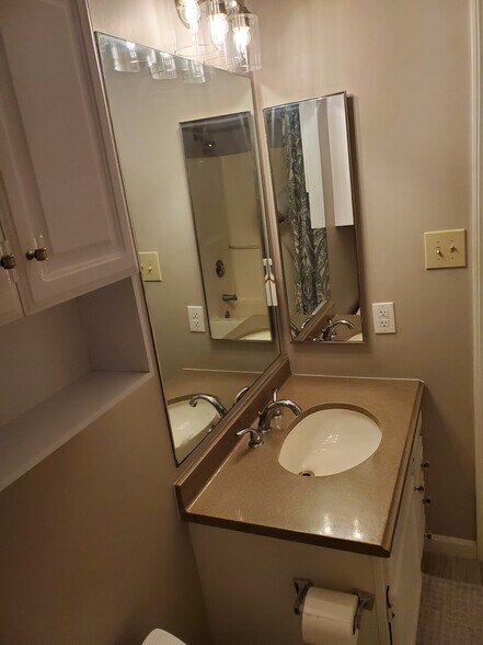 2nd Floor Bathroom - 135 Westbrooke Ln