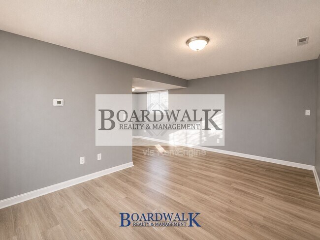 Building Photo - 572 400 N