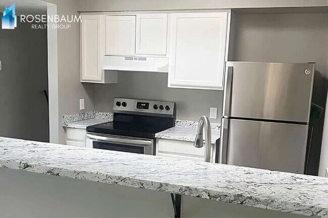 Building Photo - Charming and cozy 2-beds, 2-baths 4-plex unit in Tucson!