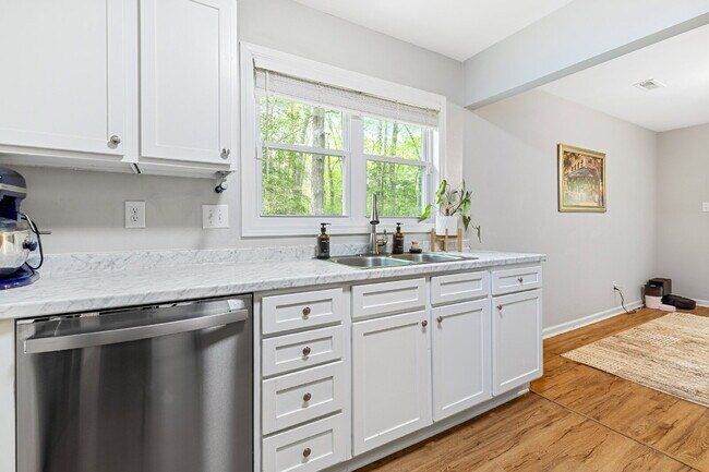 Building Photo - Private 3BR Retreat on 2 Wooded Acres in Clover with no HOA!!