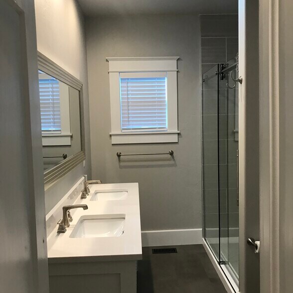 Bath 1 - Double sink - 737 Jenkins Ave