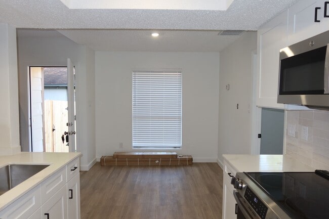 Building Photo - Aberdeen Duplex - 2Bd/2Ba - Remodeled - W/D - Fireplace - Garage - Fenced Patio - $1600