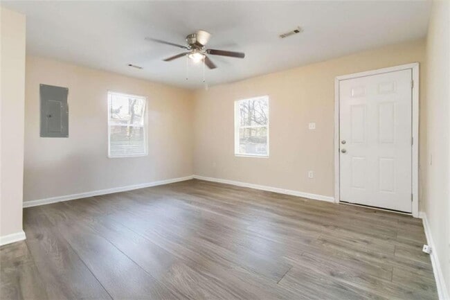 Building Photo - 2361 Swallow Cir SE