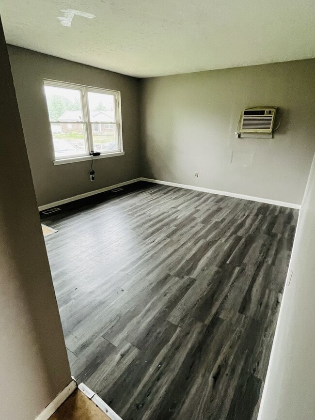 Building Photo - 4-5 Bedroom With 1 Bathroom