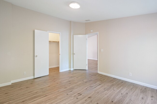 Building Photo - 3BR House Available in Pleasant Valley