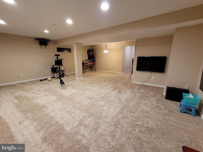 Building Photo - 10 Bridle Ct