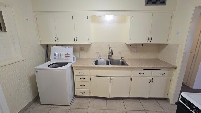 Building Photo - 10806 N 110th Dr