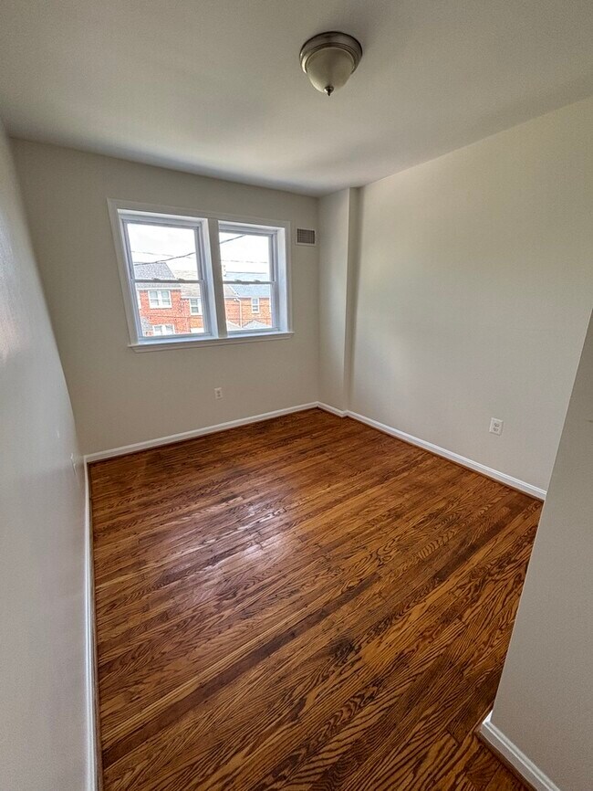 Building Photo - 3 Bedroom Townhome, 21206