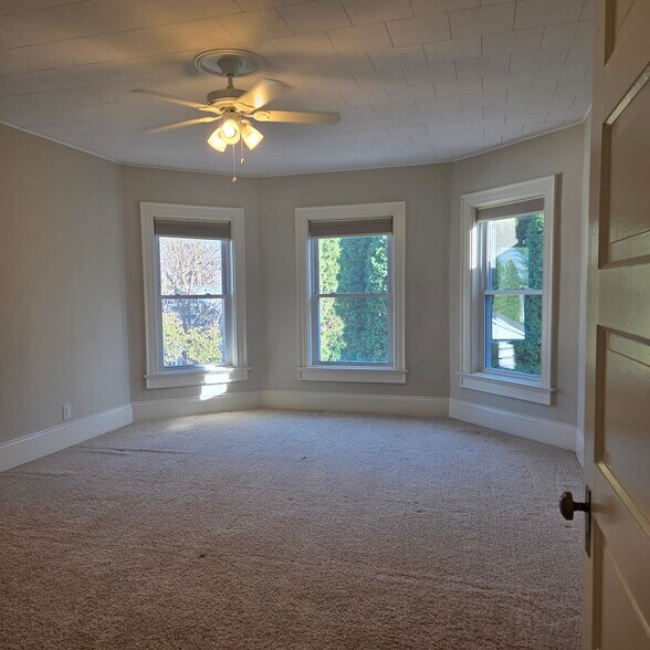 Huge main bedroom - 454 W Wisconsin Ave