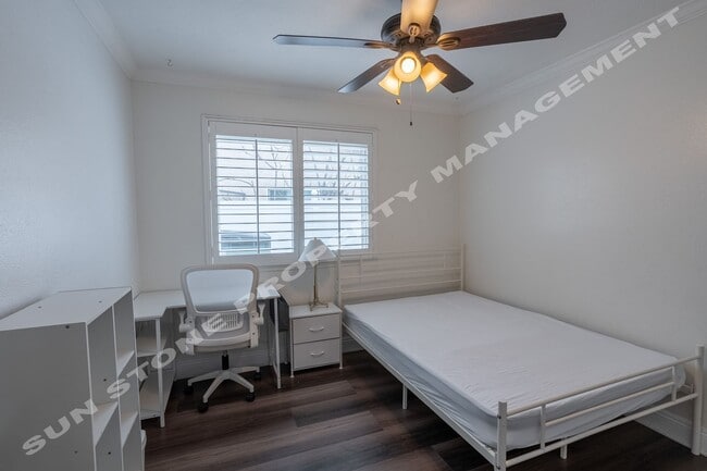 Building Photo - Luxury 4 Bed 3 bath