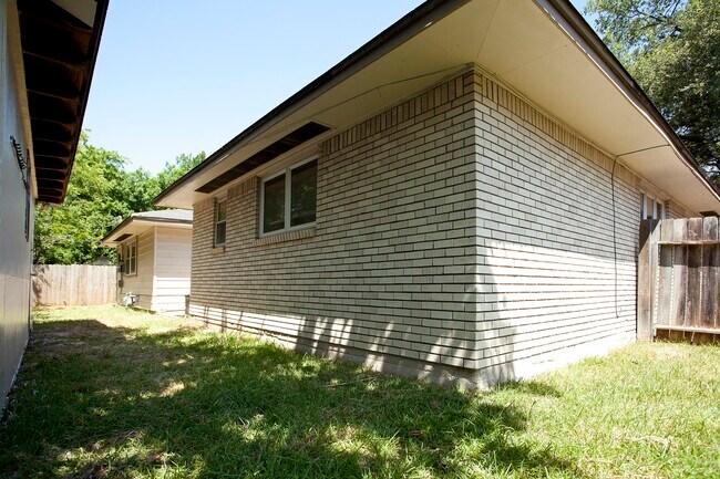 Building Photo - 938 Shawnee St