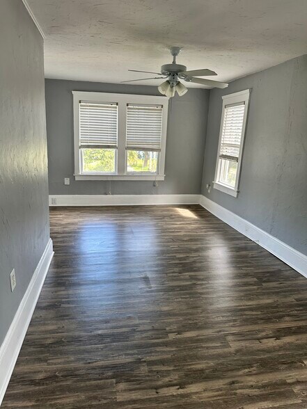Building Photo - 827 N Oleander Ave