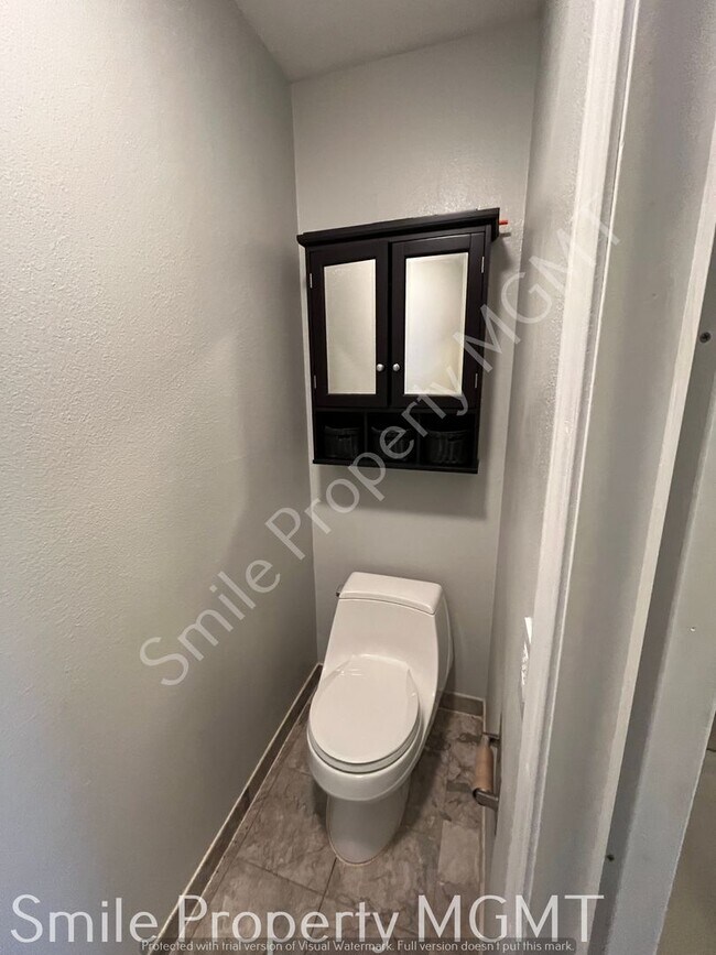 Building Photo - single house