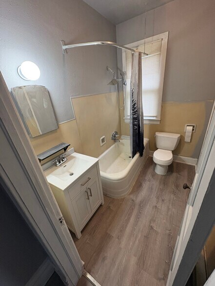 Building Photo - 603 Albion Ave