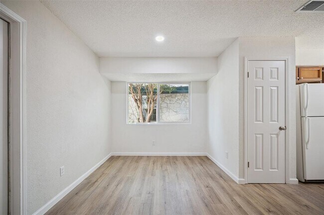 Building Photo - 2108 Laura Ct
