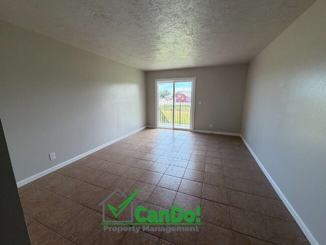 Building Photo - Now Available! Freshly Remodeled 2 bedroom, 1 bathroom apartment in Blackfoot with Fiber Internet.