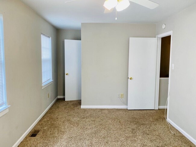 Building Photo - Adorable 3 bdrm/1.5 bath Home Located Clos...