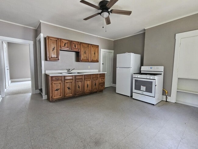 Building Photo - 2 bedroom 1 bath