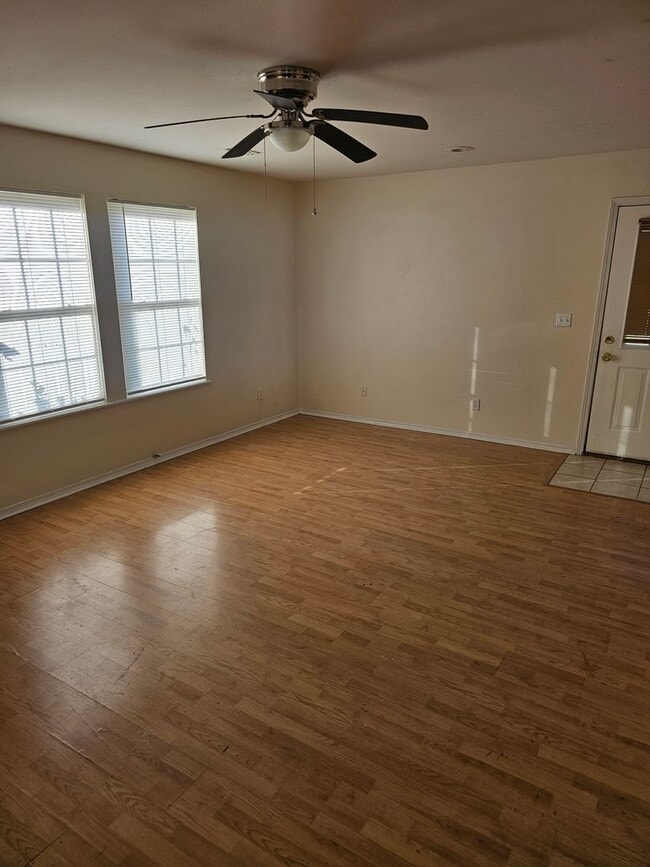 Building Photo - 2BD/1BA Duplex