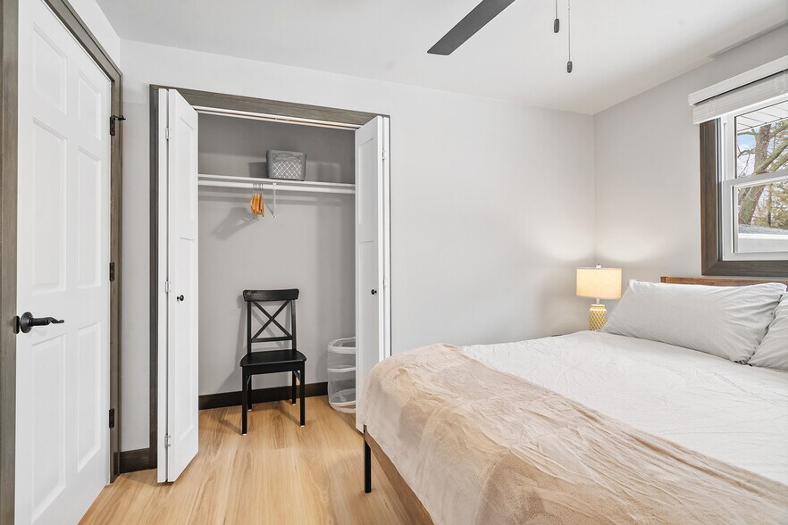 Building Photo - 1418 S Ridge Rd