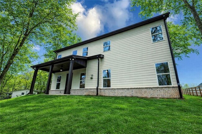 Building Photo - 3374 Lee Dr