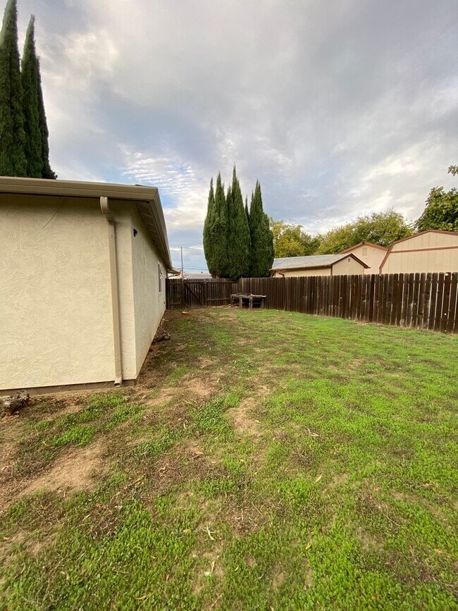 Building Photo - Available NOW - Cute 3 Bed 2 bath home in ...
