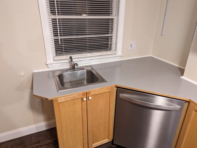 Building Photo - 41 May St