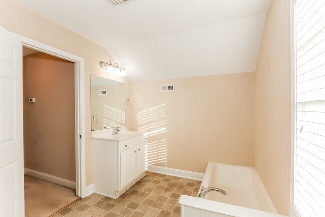 Building Photo - "Spacious 4-Bed, 3-Bath Haven in Myrtle Beach - Your Perfect Coastal Retreat!"