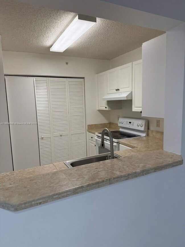 Building Photo - 1450 SE 3rd Ave