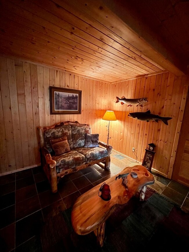 Building Photo - Fully Furnished Cabin Available - 10 Minut...