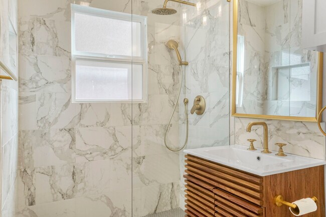 Building Photo - 1524 E Mariposa Ave