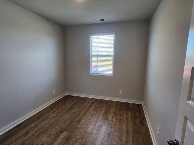 Building Photo - Stunning unit in 55+ community