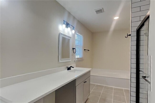 Building Photo - 11925 N Hickory Trace
