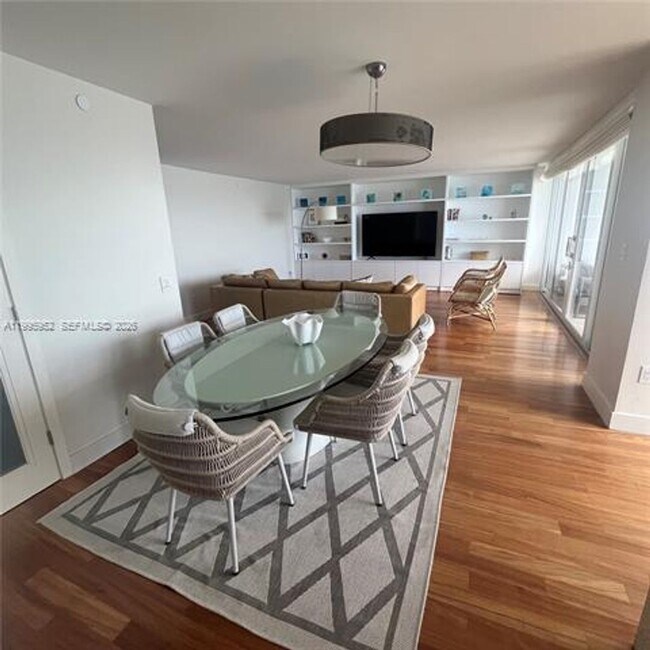 Building Photo - 881 Ocean Dr