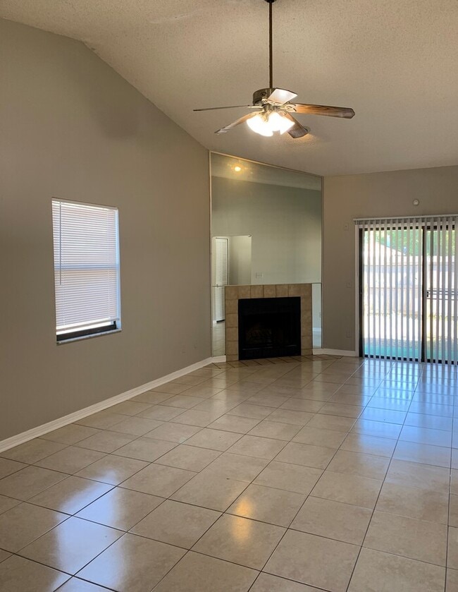 Building Photo - Spacious 2 Bed/2 Bath Single Story Townhom...