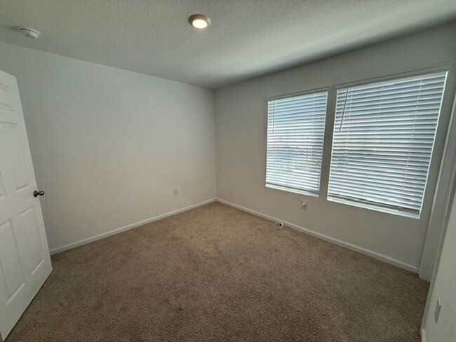 Building Photo - Beautiful 3 bedroom townhome for rent in E...