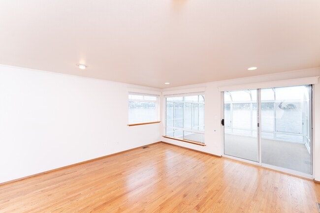 Building Photo - 10358 Riviera Pl NE