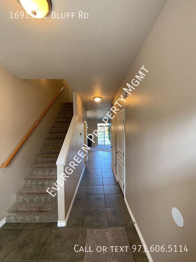 Building Photo - Beautiful 3BDRM 2.5BA Townhome w attached ...