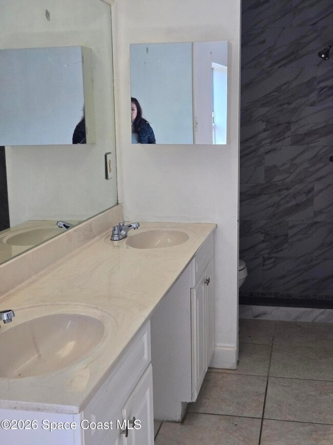 Building Photo - 771 Onyx Dr NE