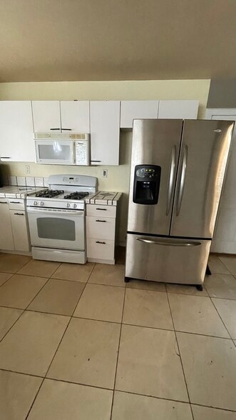 Kitchen - 13947 Meadow Ln
