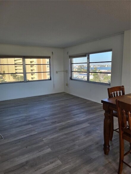 Building Photo - 4650 Cove Cir