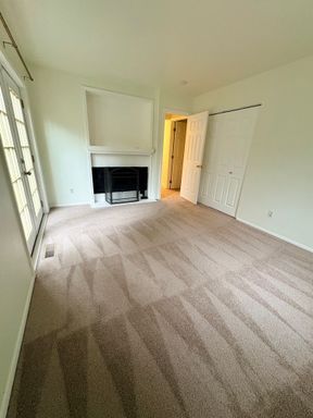 Building Photo - Charming and bright 3 bedroom in Haller Lake