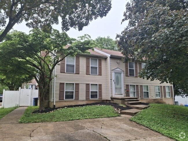 Building Photo - 3906 Pinedale Dr