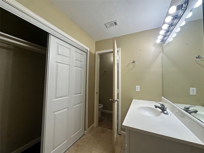 Building Photo - 3333 Longhorn Dr