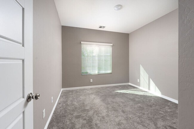 Building Photo - Modern Henderson Townhome with Loft & Resort-Style Amenities