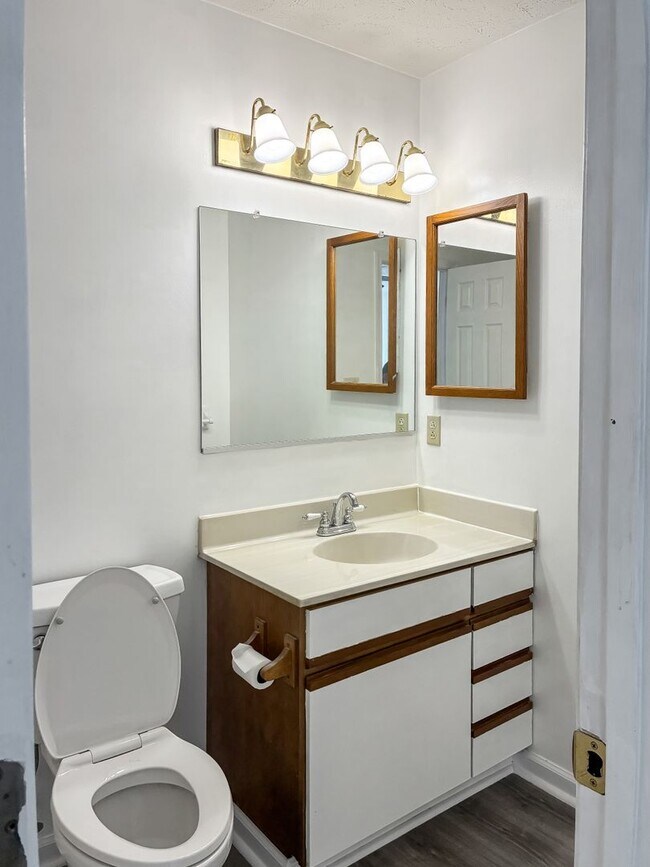 Building Photo - Updated 2-Bedroom Home in Henrico with Pat...