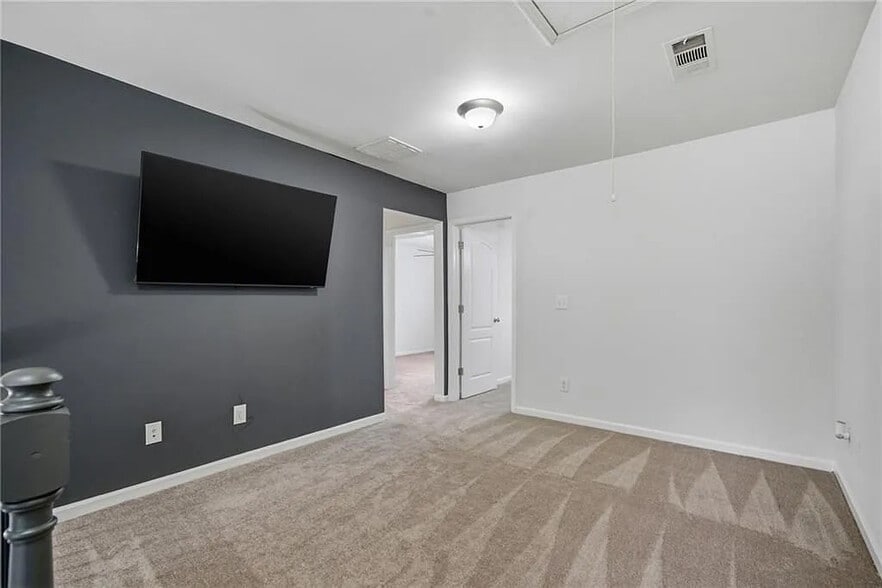Building Photo - Room in Townhome on Paxton Dr SW