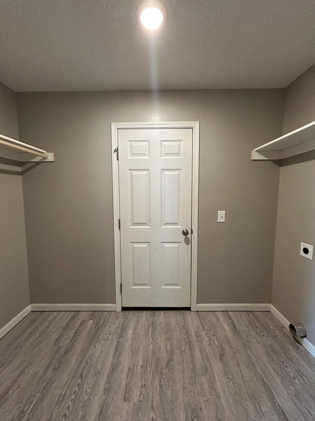 Building Photo - Spacious 4 Bedroom Duplex Near Village Pointe