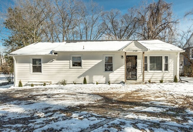 Building Photo - 3 Bed 2 Bath House w/Fenced Yard in East N...