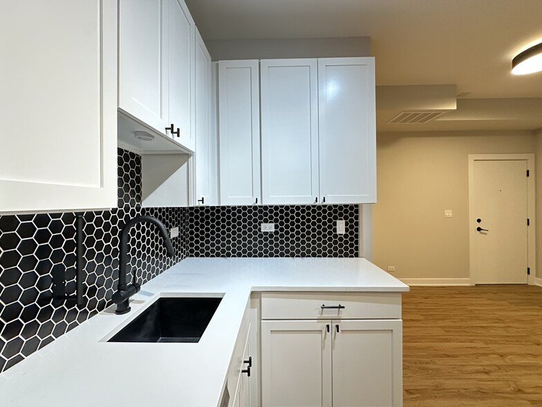 Building Photo - 661 W Wrightwood Ave